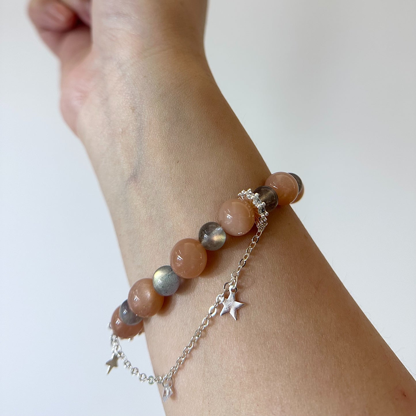 [Balance and Charm] Rainbow Labradorite and Peach Moonstone Bracelet