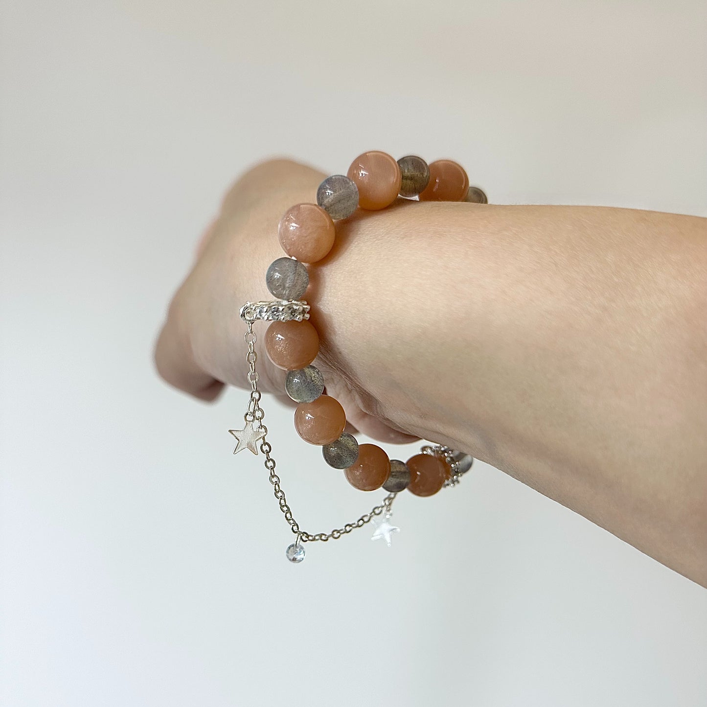 [Balance and Charm] Rainbow Labradorite and Peach Moonstone Bracelet