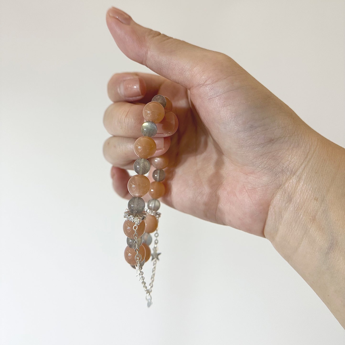 [Balance and Charm] Rainbow Labradorite and Peach Moonstone Bracelet