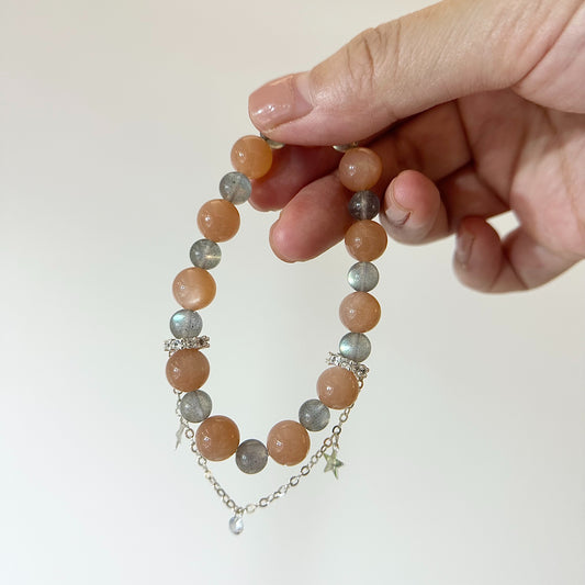 [Balance and Charm] Rainbow Labradorite and Peach Moonstone Bracelet