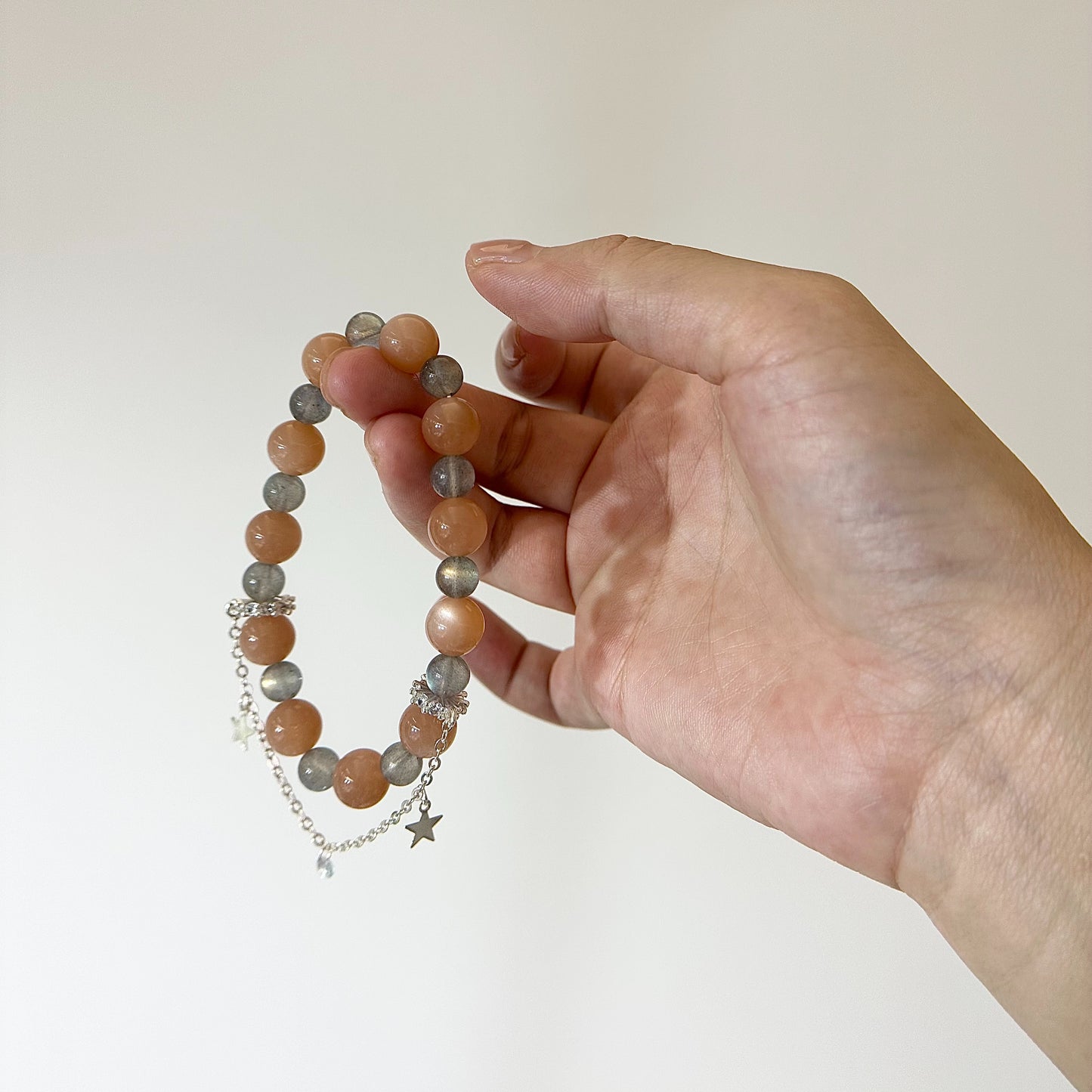[Balance and Charm] Rainbow Labradorite and Peach Moonstone Bracelet